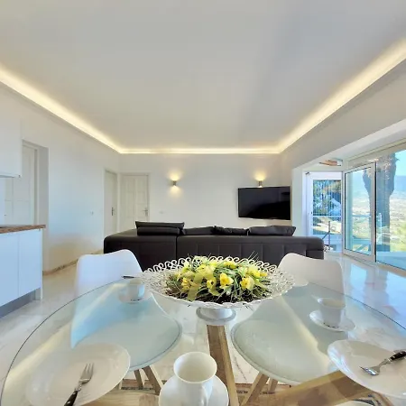 アパート Another Day In Paradise サンタ・ウルスラ