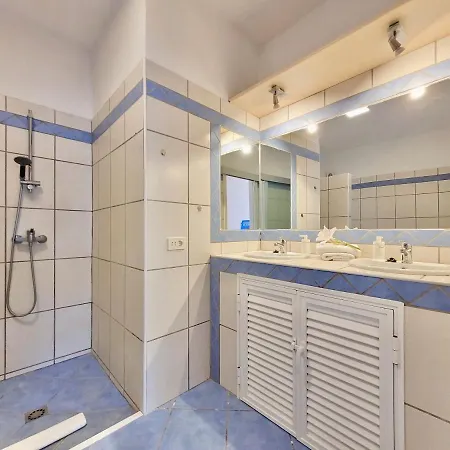 アパート Another Day In Paradise サンタ・ウルスラ